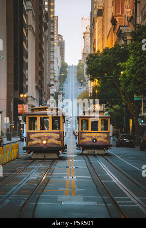 L'affichage classique de la ville historique de San Francisco Cable Cars sur la célèbre rue de la Californie au coucher du soleil avec retro vintage effet du filtre, California, USA Banque D'Images