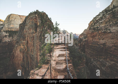 Vue panoramique du célèbre sentier de randonnée de Angels Landing Zion Canyon pittoresque surplombant dans très beau post crépuscule du soir au coucher du soleil en été, Zion National Banque D'Images