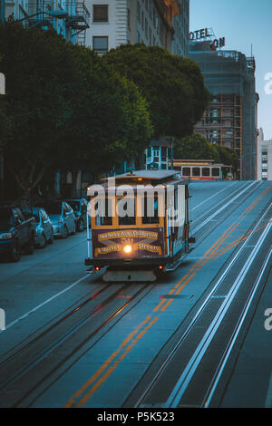 Crépuscule magique de voir l'équitation téléphérique historique sur la célèbre rue de la Californie à l'aube avant le lever du soleil, San Francisco, California, USA Banque D'Images