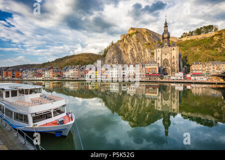 L'affichage classique de la ville historique de Dinant avec pittoresque rivière Meuse en belle lumière du soir au coucher du soleil d'or, province de Namur, Wallonie, Belgique Banque D'Images