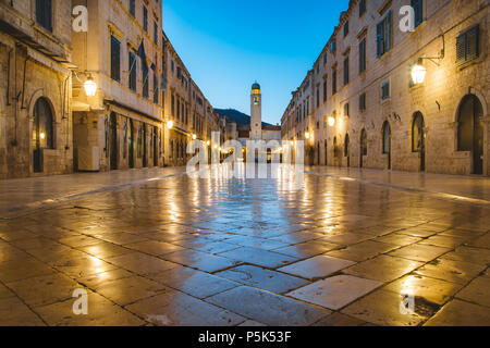 Classic vue panoramique de Stradun célèbre, la rue principale de la vieille ville de Dubrovnik, dans un beau matin avant le lever du soleil à l'aube au crépuscule en été Banque D'Images
