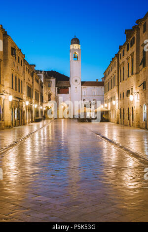 Classic vue panoramique de Stradun célèbre, la rue principale de la vieille ville de Dubrovnik, dans un beau matin avant le lever du soleil à l'aube au crépuscule en été Banque D'Images