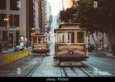 L'affichage classique de la ville historique de San Francisco Cable Cars sur la célèbre rue de la Californie au coucher du soleil avec retro vintage effet du filtre, California, USA Banque D'Images