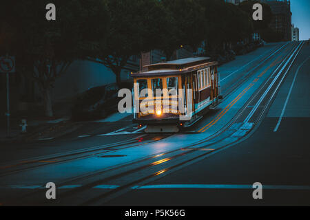 Crépuscule magique de voir l'équitation téléphérique historique sur la célèbre rue de la Californie à l'aube avant le lever du soleil, San Francisco, California, USA Banque D'Images