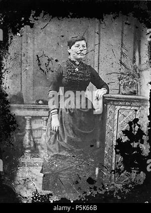 [Une femme debout] [GRAPHIC].. 1 : négatif, verre au collodion humide, n&b ; 11 x 8 cm. vers 1875. Thomas, John, 48 une femme debout ANL3364908 Banque D'Images