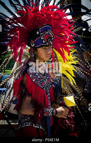 Soufre, OKLAHOMA - 26 mai 2018 : Native American boy dressed in full regalia Aztèque se prépare à effectuer à la piscine Puits artésien Arts Festival Banque D'Images