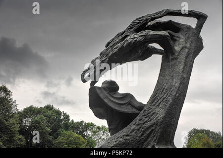 La Section de l'Frederic Chopin monument par le sculpteur Waclaw Szymanowski, Royal Parc Lazienki. Statue en bronze, les arbres et moody ciel gris Banque D'Images