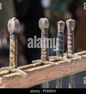 Manches d'epees pendu à une ligne sur un marché médiéval, Allemagne Banque D'Images