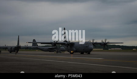 U.S. Air Force C-130J Super Hercules de Yokota Air Base, le Japon se préparer à décoller dans Red Flag Alaska 18-2 operations a Joint Base Elmendorf-Richardson, Alaska, le 21 juin 2018. RF-A est le premier ministre des Forces de l'air du Pacifique de combat aérien qui fournit de l'air contre-offensive conjointe, l'interdiction, l'appui aérien rapproché et de grande force la formation à l'emploi dans un environnement de combat simulé. RF-A exécute le premier joint tactique et d'une coalition, l'exercice de l'emploi visant à reproduire l'souligne guerriers doivent faire face au cours de leur première 8 à 10 sorties de combat. RF-a a e Banque D'Images