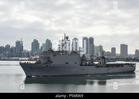 180626-N-FA490-1015 SAN DIEGO (26 juin 2018) Le dock landing ship USS Harpers Ferry (LSD 49) transits Baie de San Diego. (U.S. Photo par marine Spécialiste de la communication de masse de la classe 3ème Andrew Langholf/libérés) Banque D'Images