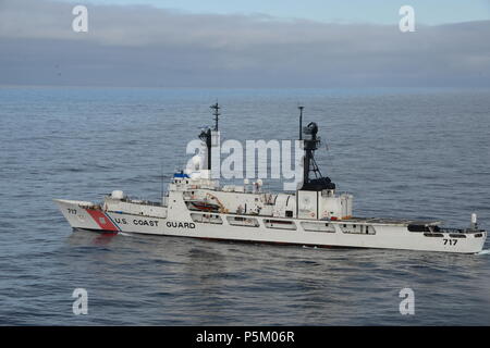 Le USCGC Mellon (WHEC 717) et de l'équipage patrol le long de la frontière maritime entre les États-Unis et la Russie dans la mer de Béring, en Alaska, le 25 mai 2018. L'équipage a conservé un affût d'empiétements illégaux de la Zone économique exclusive des États-Unis par les navires de pêche étrangers. U.S. Coast Guard photo de Maître de 1re classe Bill Colclough. Banque D'Images