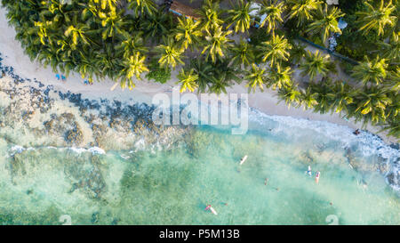 Siargao Island Philippines Drone vue des surfeurs Banque D'Images