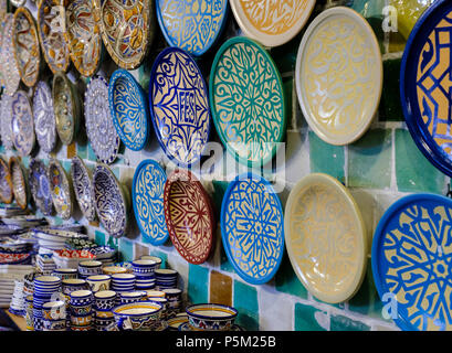 Fes, MAROC - CIRCA AVRIL 2017 : plaques marocain traditionnel fait de céramique dans une boutique de cadeaux Banque D'Images