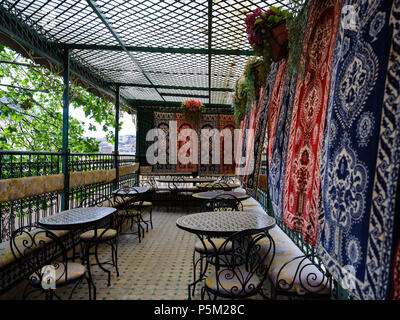 Fes, MAROC - CIRCA AVRIL 2017 : terrasse typique de la Médina de Fès Banque D'Images