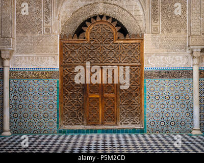 Fes, MAROC - CIRCA AVRIL 2017 : vue intérieure d'un patio typiquement marocain à Fès Banque D'Images
