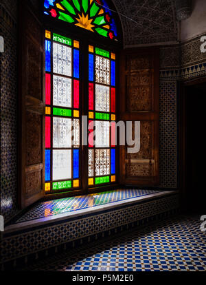 Fes, MAROC - CIRCA AVRIL 2017 : fenêtre en verre teinté au Maroc Banque D'Images
