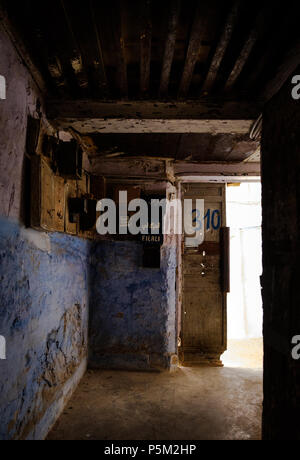 Fes, MAROC - CIRCA AVRIL 2017 : Ruelle à la Médina de Fès Banque D'Images