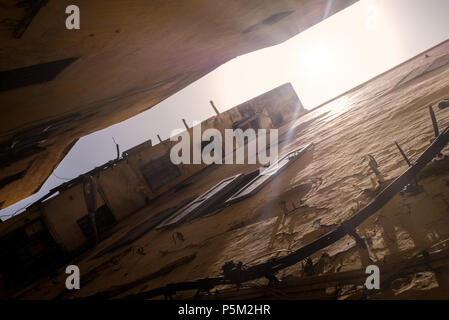 Fes, MAROC - CIRCA AVRIL 2017 : Ruelle à la Médina de Fès Banque D'Images