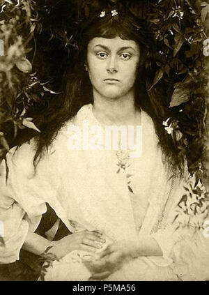 N/A. Anglais : Alice Liddell comme une jeune femme. Prises par Julia Margaret Cameron. 1872. Julia Margaret Cameron (1815-1879) Noms alternatifs Julia Margaret Pattle, Julia Margaret Cameron Pattle ; Julia M. Cameron, Julia Margaret née Pattle ; Julia Margaret née Pattle Description photographe britannique Date de naissance/Décès 11 Juin 1815 26 janvier 1879 Lieu de naissance/décès Calcutta, Inde, Ceylan Kalutara contrôle d'autorité : Q230120 VIAF:61616074 ISNI:0000 0000 8140 6854 ULAN:500118804 RCAC:n50031545 ALN:35169417 85 WorldCat Alice Liddell en tant que jeune femme Banque D'Images