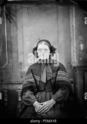 [Une vieille femme assise et portant un bonnet] [GRAPHIC].. 1 : négatif, verre au collodion humide, n&b ; 11 x 8 cm. vers 1875. Thomas, John, 97 Une vieille femme assise et portant un bonnet ANL3364968 Banque D'Images