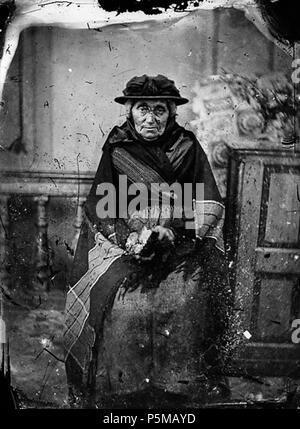 [Une vieille femme assise et portant un châle] [GRAPHIC].. 1 : négatif, verre au collodion humide, n&b ; 10,5 x 8 cm. vers 1875. Thomas, John, 97 Une vieille femme assise et portant un châle ANL3365021 Banque D'Images