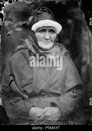 [Une vieille femme portant un chapeau et un châle] [GRAPHIC].. 1 : négatif, verre au collodion humide, n&b ; 10,5 x 8 cm. vers 1875. Thomas, John, 97 Une vieille femme portant un chapeau et un châle ANL3365018 Banque D'Images