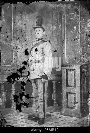 [Un homme non identifié dans la tenue militaire] [GRAPHIC].. 1 : négatif, verre au collodion humide, n&b ; 16,5 x 12 cm. vers 1875. Thomas, John, 97 Un homme non identifié dans la tenue militaire ANL3364653 Banque D'Images