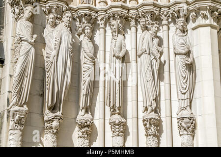 Les figures expressives sur l'un des portails de l'église cathédrale de Saint John the Divine à New York. Banque D'Images