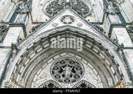 L'avant de l'église cathédrale de Saint John the Divine à New York. La partie supérieure du portail du Paradis. Banque D'Images