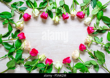 Coeur de rose rose et blanc des fleurs sur table rustique pour le 8 mars, Journée internationale des femmes, anniversaire , Saint Valentin ou fête des Mères - libre Banque D'Images