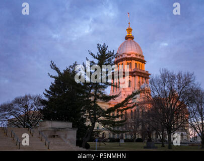 L'Illinois State Capitol building au lever du soleil avec des arbres à Springfield en Illinois Banque D'Images