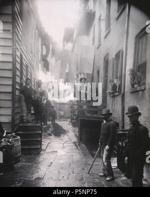 N/A. Anglais : Bandits' Roost, 59 1/2 Mulberry Street. Argentique, imprimé 1958. Jacob August Riis . 1888. Jacob Riis (1849-1914) Noms alternatifs Jacob A. Riis ; Jacob Riis août ; Jacob Août Description Riss Danish-American réformateur social, journaliste et photographe Date de naissance/Décès 3 Mai 1849 26 mai 1914 Lieu de naissance/décès Ribe Barre lieu de travail La ville de New York (1870-1914) le contrôle d'autorité : Q379211:56682145 ISNI VIAF:0000 0001 0904 0023 ULAN:500063987 RCAC:n80038476 36332147 168 ALN:WorldCat Bandits Roost, 59 et demi de Mulberry Street Banque D'Images