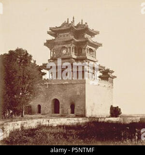 N/A. Anglais : Imperial Palace d'été, avant l'incendie, Yuen Yuen Ming (sic), Pékin (titre de l'imprimé de cette image qui apparaît dans un album compilé en 1862) Vue du belvédère du dieu de la littérature [Wen Chang Di Jun Ge] (maintenant connu sous le nom de Studio de prospérité littéraire ou Wen Chang Ge), jardin des rides claire [Yi Qing Yuan] sur le terrain de l'Yunamingyuan (Ancien Palais d'été) (maintenant connu sous le nom de Summer Palace Yihe Yuan), ou Pékin (aujourd'hui Beijing), en Chine. . Entre 6 et 18 octobre 1860.. Felice Beato (1832-1909) Noms alternatifs Felix Beato photographe italien Description Banque D'Images