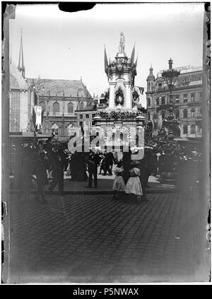 N/A. Nederlands : Beschrijving Inhuldiging van Koningin Wilhelmina De Dam met het Monument voor de van Volksgeest 1831 (Naatje), versierd ter depuis ce temps-là van de inhuldiging van Koningin Wilhelmina. Op de achtergrond liens een habitude van de Nieuwe Kerk. Documenttype foto Vervaardiger Stomps, Benjamin Wilhelmus Collectie Collectie B.W. Septembre 1898 Datering Stomps Geografische Inventarissen http://archief.amsterdam/archief/10162 Afbeeldingsbestand Barrage naam 010162000044 générée avec Dememorixer . Septembre 1898. Benjamin Wilhelmus Stomps (1856-1904) 187 Benjamin Wilhelmus Stomps, Afb 0101620 Banque D'Images