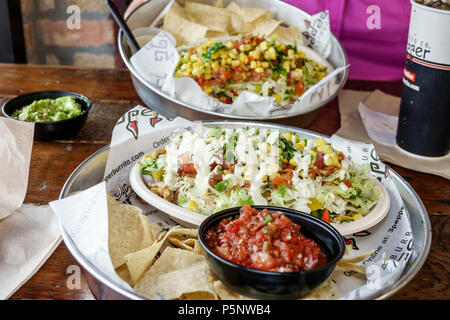 Fort ft. Myers Florida,1st First Street,3 Pepper Burrito Co Company,restaurant restaurants repas café cafés,Mexicain,déjeuner,assiette,saladier,salsa Banque D'Images