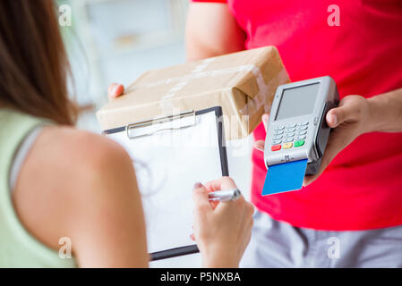 La livraison de colis d'être payé avec carte de crédit et pos Banque D'Images