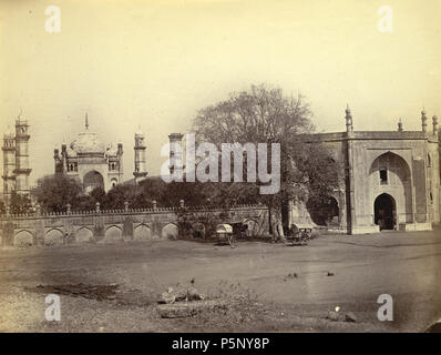 N/A. Anglais : Cette photo a été prise dans les années 1860 pour l'Allardyce Collection. Il montre les Bibi-ka-Maqbara ou Queen's Tomb (1678), le plus célèbre d'Aurangabad. Après la mort de sa femme Rabia Durani en 1657, l'empereur moghol Aurangzeb (règne 1658-1707) a ordonné à son fils Azam Shah pour construire un mausolée pour elle. Il a été conçu par l'architecte Aula Ata comme imitation sur une échelle réduite du Taj Mahal à Agra. Manque de fonds signifie qu'il n'a pas répondu aux attentes du plan original. Le mausolée est situé dans le centre d'une enceinte fortifiée avec un jardin entouré d'une enceinte crénelée w Banque D'Images