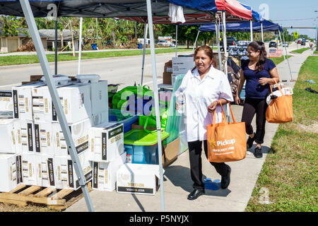 Floride,Bonita Springs,après l'ouragan Irma tempête dégâts destruction séquelles,secours de secours en cas de catastrophe,point de distribution de dons,wom hispanique Banque D'Images