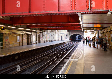 Les passagers sur la plate-forme à la station de métro de Paddington à Londres Banque D'Images