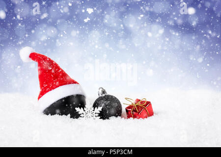 Noël arrière-plan - décorées boules noires sur la neige en flocons et étoiles. Banque D'Images