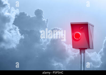 Un radar, la vitesse piège, speed camera en face de ciel nuageux. Banque D'Images