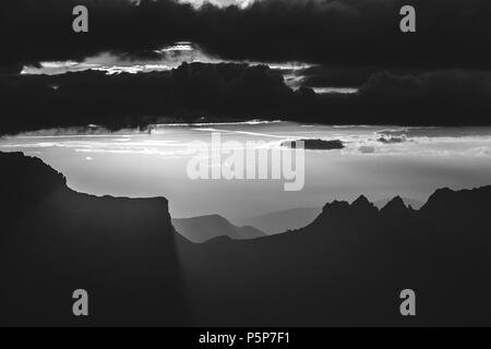 Sun dernière phares sur la dolomite peaks de Sella Pass effet noir et blanc, Lagazuoi, Dolomites, Italie Banque D'Images