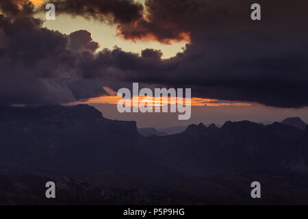 Sun dernière phares sur la dolomite peaks de Sella et Odle, Lagazuoi, Dolomites, Italie Banque D'Images