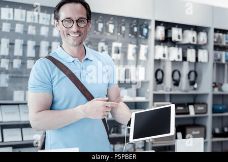 Genre Homme pointant à la grande tablet Banque D'Images