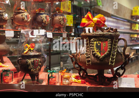 Genève, Suisse - le 24 novembre 2016 : la fenêtre de boutique de chocolat à Genève vente de grandes marmites remplies de légumes en massepain et de bonbons enveloppés Banque D'Images