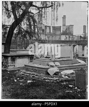 N/A. Anglais : vue sur le cimetière bombardé de la circulaire, l'Église du comté de Charleston, Charleston, Caroline du Sud. Bibliothèque du Congrès, Washington, D. C. Avril 1865. George N. Barnard (1819-1902) Noms alternatifs G. N. Barnard, George Barnard, George Norman Barnard et daguerreotypist Description photographe américain mieux connu pour son album de soixante-et-un albumen prints dans 'vues photographiques de Sherman's Campaign" (pub. 1866) La documentation de l'après-bataille Sherman's march dans le sud. Date de naissance/décès 23 Décembre 1819 4 février 1902 Lieu de naissance travail Coventry loc Banque D'Images