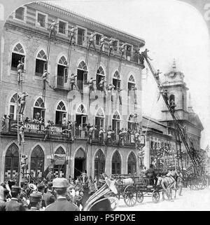 N/A. Português : Bombeiros vimaranenses, na Praça do Toural, durante comme Festas Gualterianas(da cidade), Fotografia n'Estereoscópio Português English : vimaranenses pompiers, sur la place de la ville de Toural, lors da la ville de festivités de Guimarães, Portugal, Photographie de Estereoscópio Português . 1908. 219 Inconnu Bombeiros Vimaranenses cerca em 1908 Banque D'Images