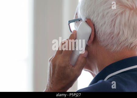 Ältere Personne suis Telefon Hilfe suchend, personne âgée au téléphone à la recherche d'aide Banque D'Images