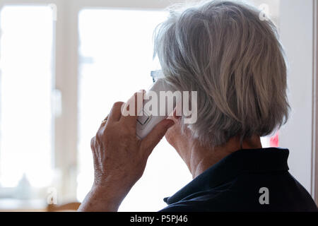Ältere Personne suis Telefon Hilfe suchend, personne âgée au téléphone à la recherche d'aide Banque D'Images