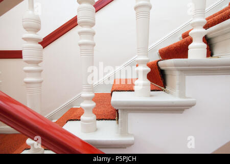 Ältere Frau geht die Treppe hinauf mit Stock, personne âgée dans les escaliers avec stick Banque D'Images